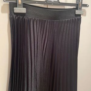 Zara women’s size XS black pleated midi skirt